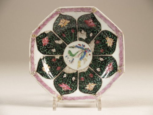 Bord, achthoekig, met decor van vlinders, bladvormige vakken met een bloempatroon, famille rose en lakmoes